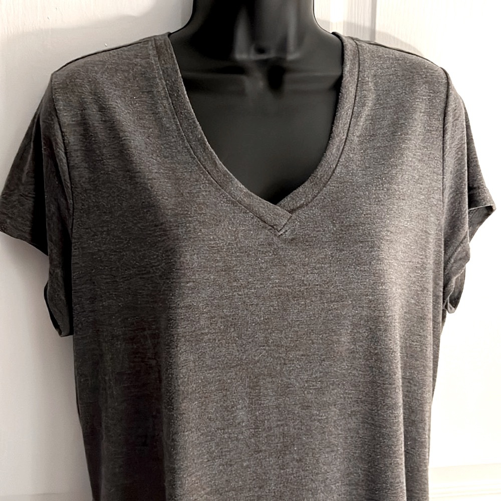 🔴 CLEARANCE 🏃‍♀️ ATHLETIC WORKS GRAY V-NECK RUNCHED SIDES TSHIRT Women’s XXL - Picture 2 of 6